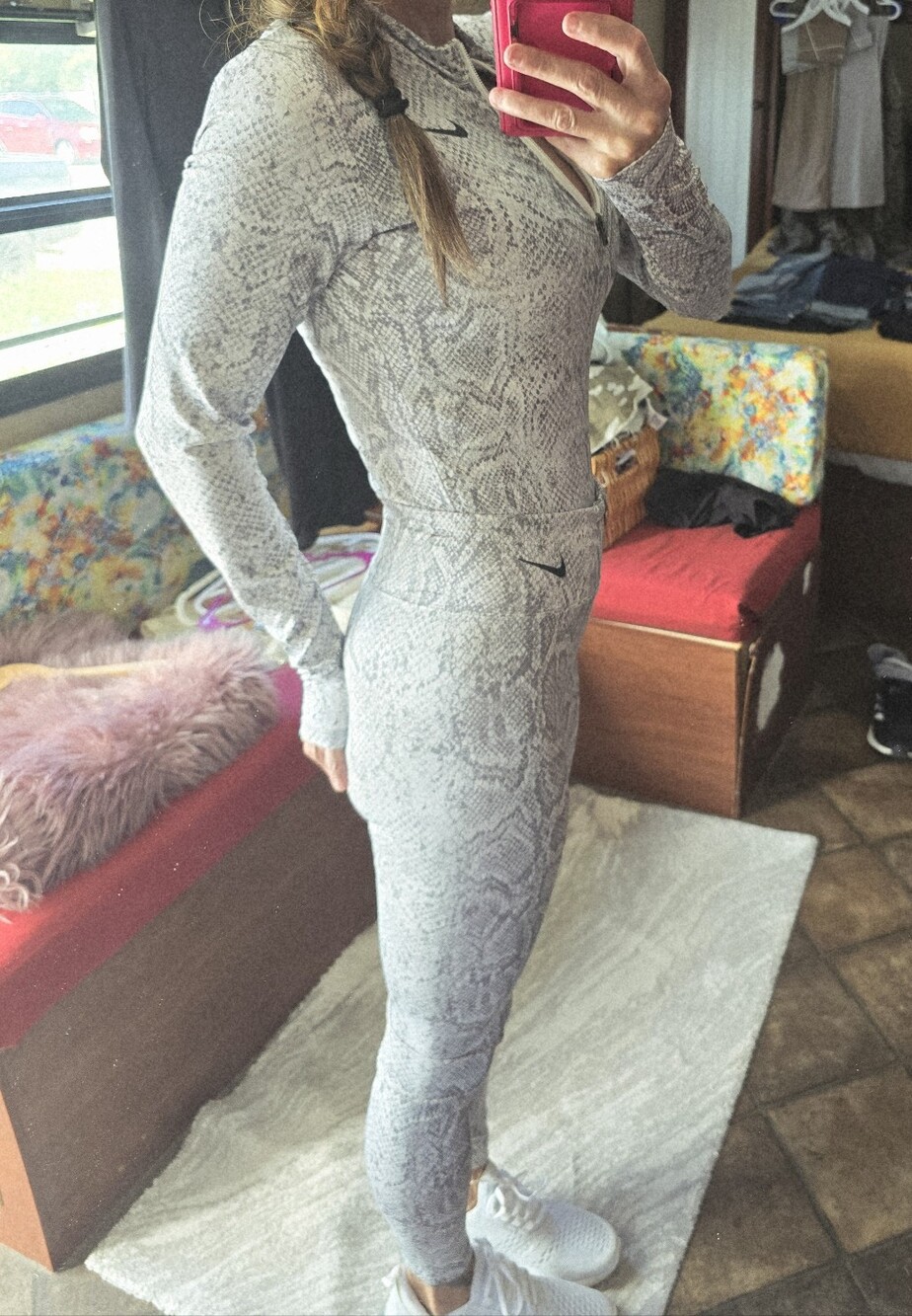 Nike Women’s White Snake-Print Leggings and Long-Sleeve Zip Top Set - Picture 2 of 15